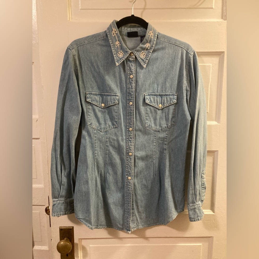 GAP Light Blue Denim Shirt with Cream Embroidery. Size Small.